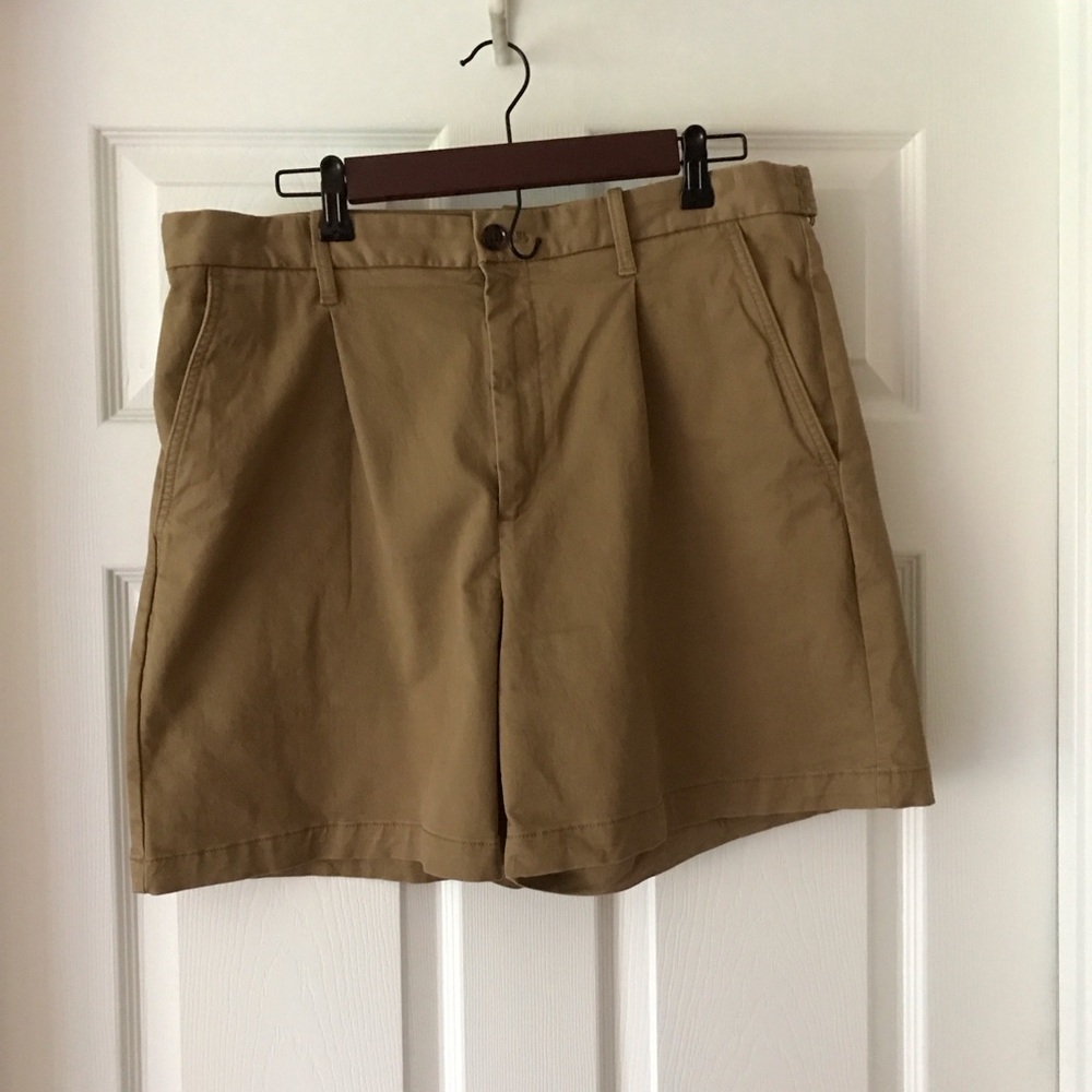 Banana Republic beige AUTHENTIC CHINO shorts. Size 12.